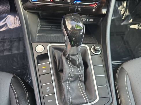 Used 2025 Volkswagen Jetta SE FWD image 18