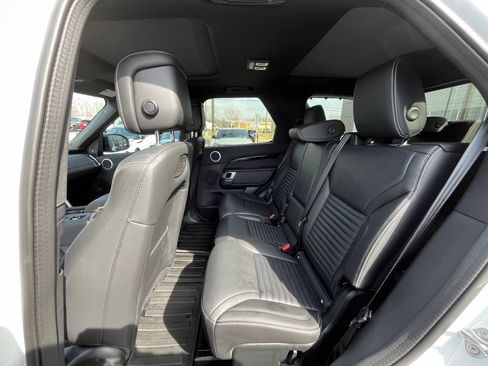 Used 2025 Land Rover Discovery S image 32