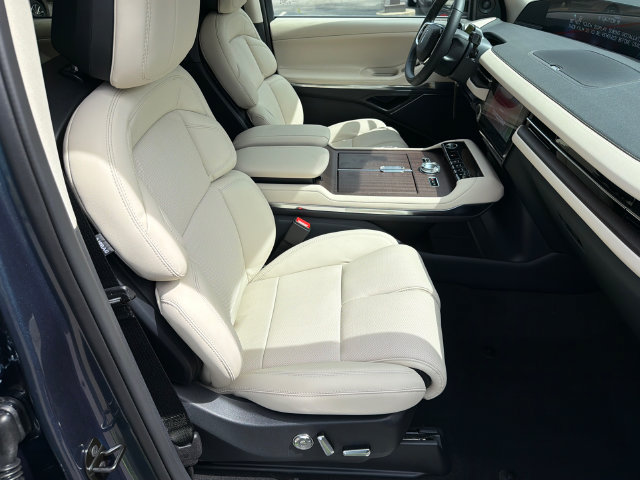New 2027 Lincoln Navigator Premiere AWD/4WD image 16