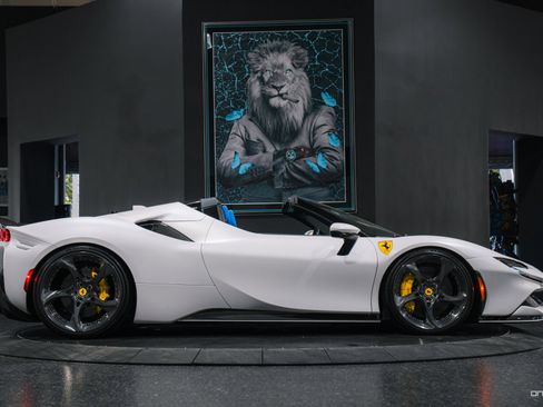 Used 2022 Ferrari SF90 Spider image 19