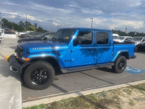 Used 2025 Jeep Gladiator Sport AWD/4WD image 3