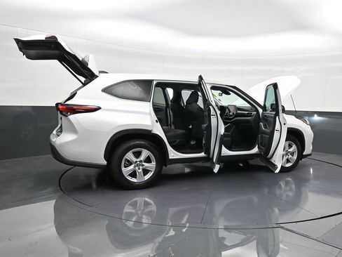 Used 2024 Toyota Highlander LE image 32