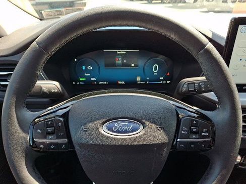 Certified 2023 Ford Escape Platinum w/ Class II Trailer Tow Package FWD image 19