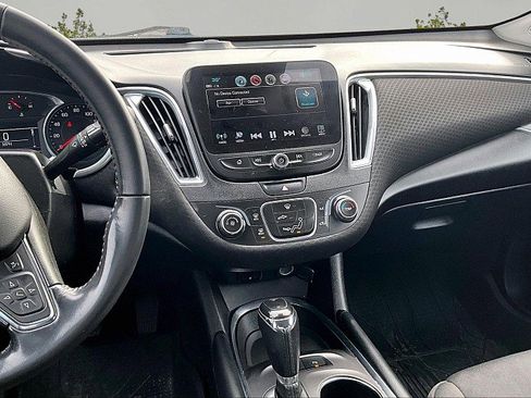 Used 2018 Chevrolet Malibu LT w/ Driver Confidence Package FWD image 9