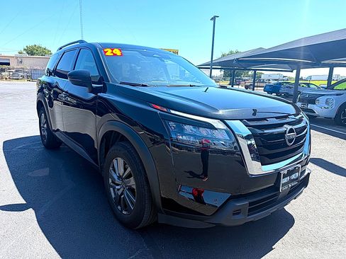 Used 2024 Nissan Pathfinder SV FWD image 2