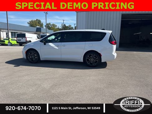 New 2026 Chrysler Pacifica Select image 21