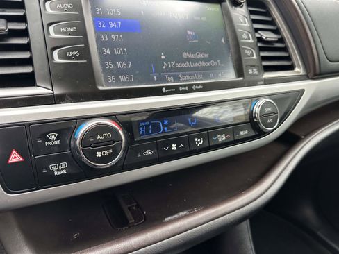 Used 2019 Toyota Highlander XLE AWD/4WD image 24