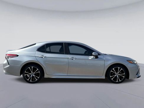 Used 2019 Toyota Camry SE image 2