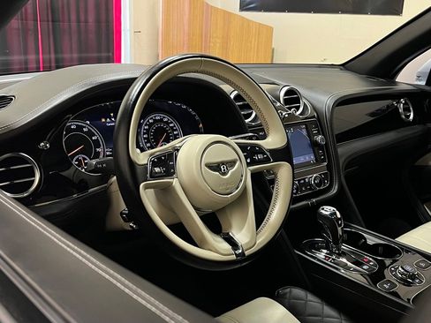 Used 2019 Bentley Bentayga AWD/4WD image 22