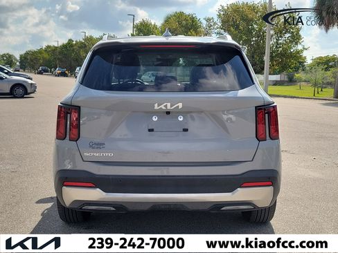 Certified 2025 Kia Sorento S FWD image 5