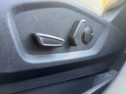 Used 2021 Ford Edge Titanium FWD image 12