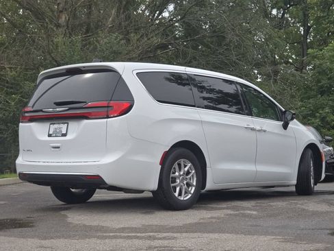 Used 2025 Chrysler Pacifica Select FWD image 14