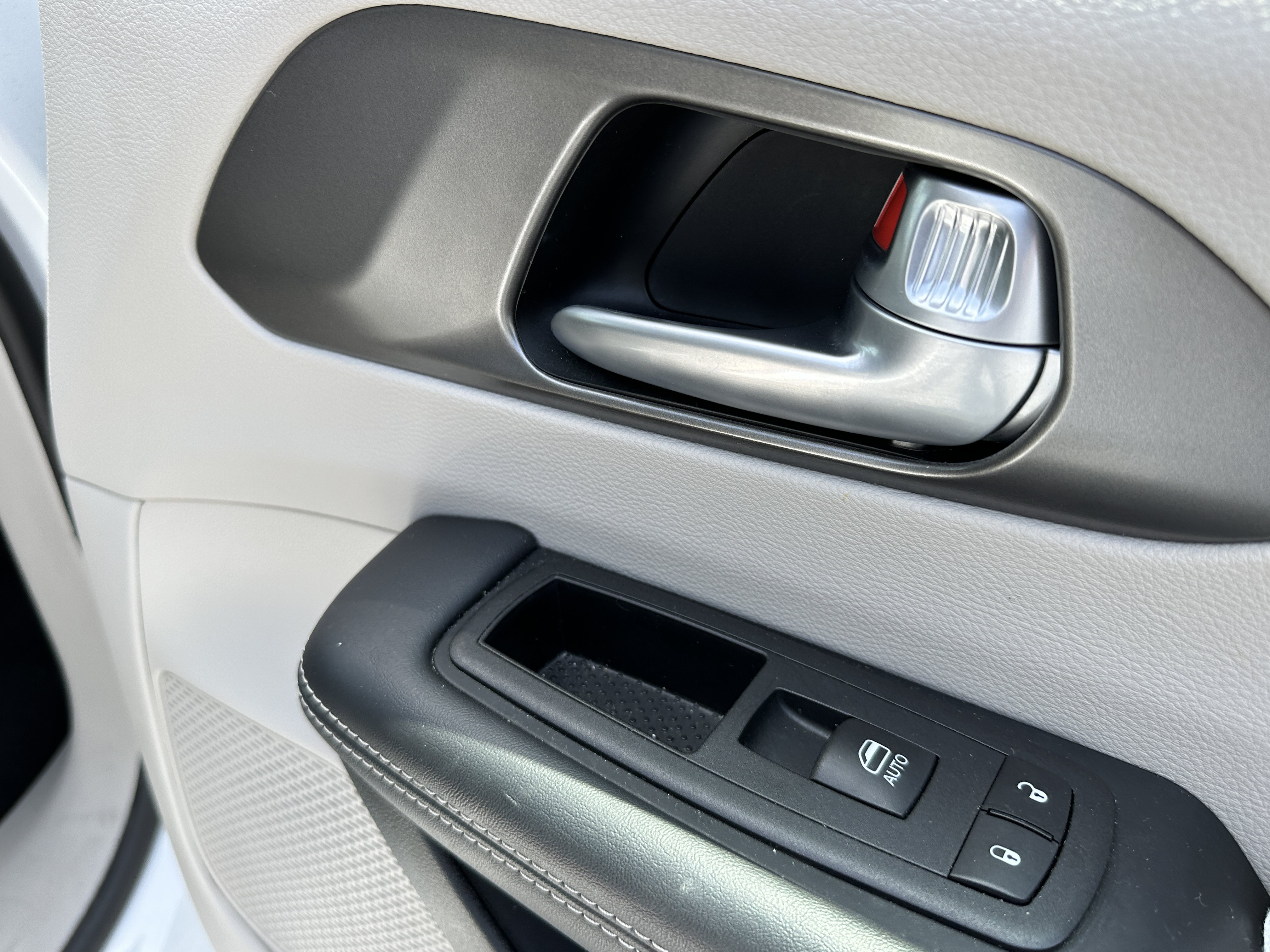 Used 2024 Chrysler Pacifica Touring-L FWD image 18