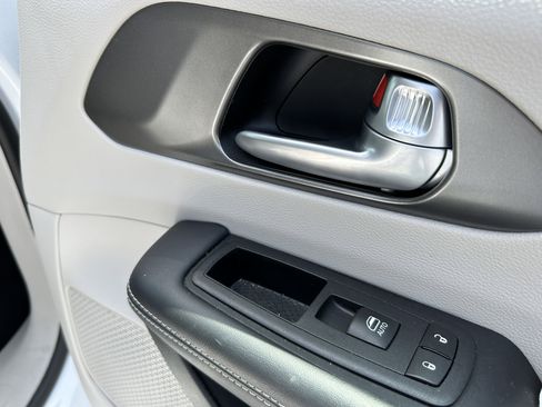 Used 2024 Chrysler Pacifica Touring-L FWD image 18