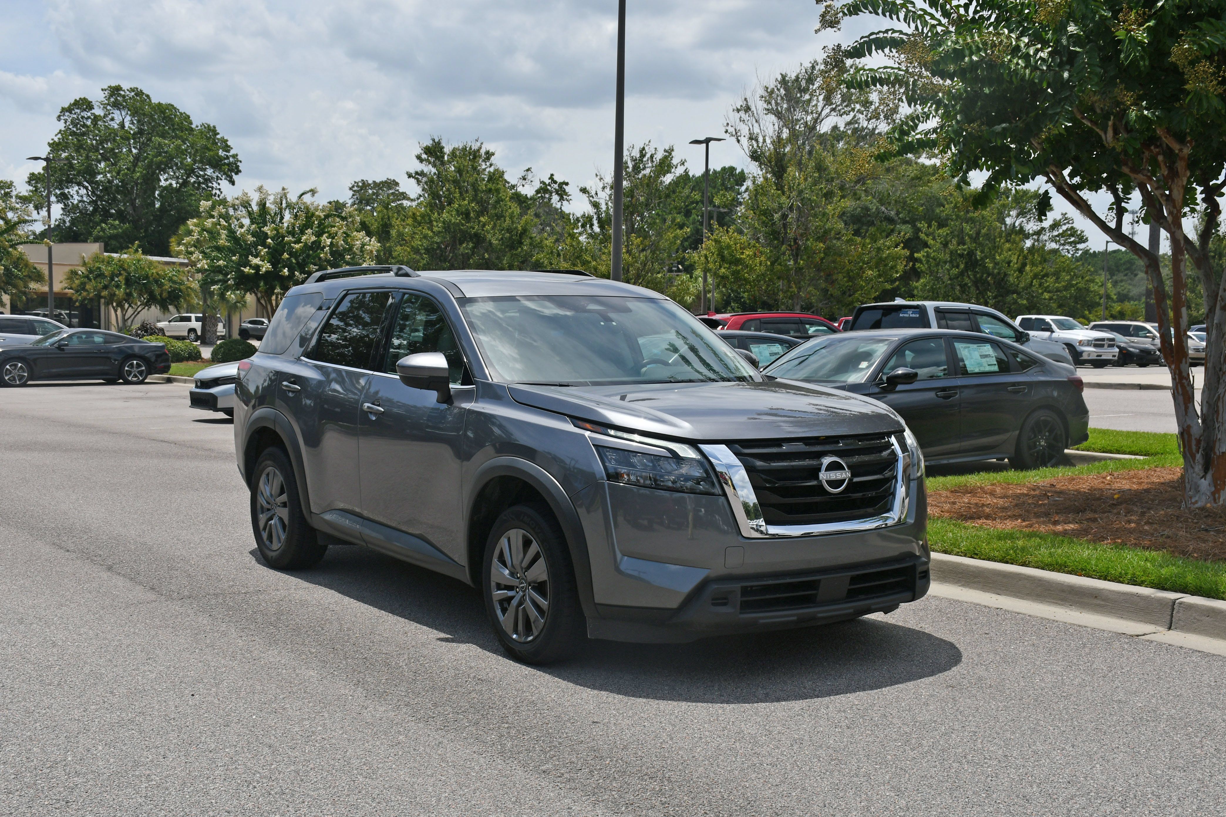 Used 2024 Nissan Pathfinder SV FWD image 6
