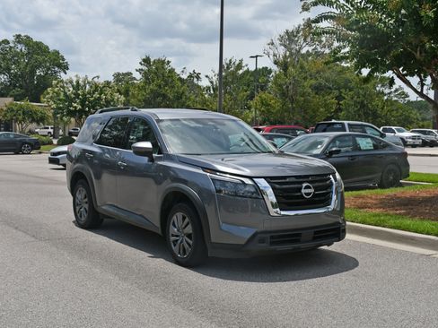 Used 2024 Nissan Pathfinder SV FWD image 6