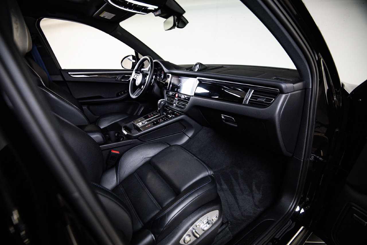 Certified 2025 Porsche Macan AWD/4WD image 28