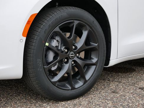 New 2026 Chrysler Pacifica Select w/ S Appearance Package image 5