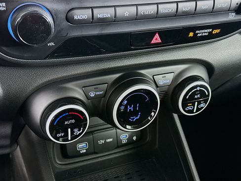 Used 2025 Hyundai Venue Limited image 23