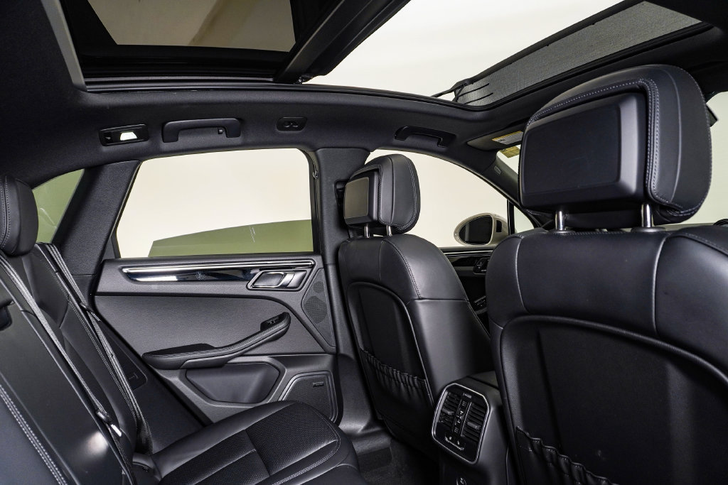 Certified 2026 Porsche Macan AWD/4WD image 17