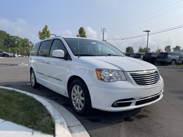 Used 2016 Chrysler Town & Country Touring w/ Driver Convenience Group FWD image 7