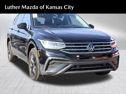Used 2022 Volkswagen Tiguan SE w/ Panoramic Sunroof Package image 1