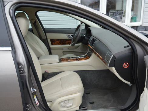 Used 2010 Jaguar XF Premium image 18