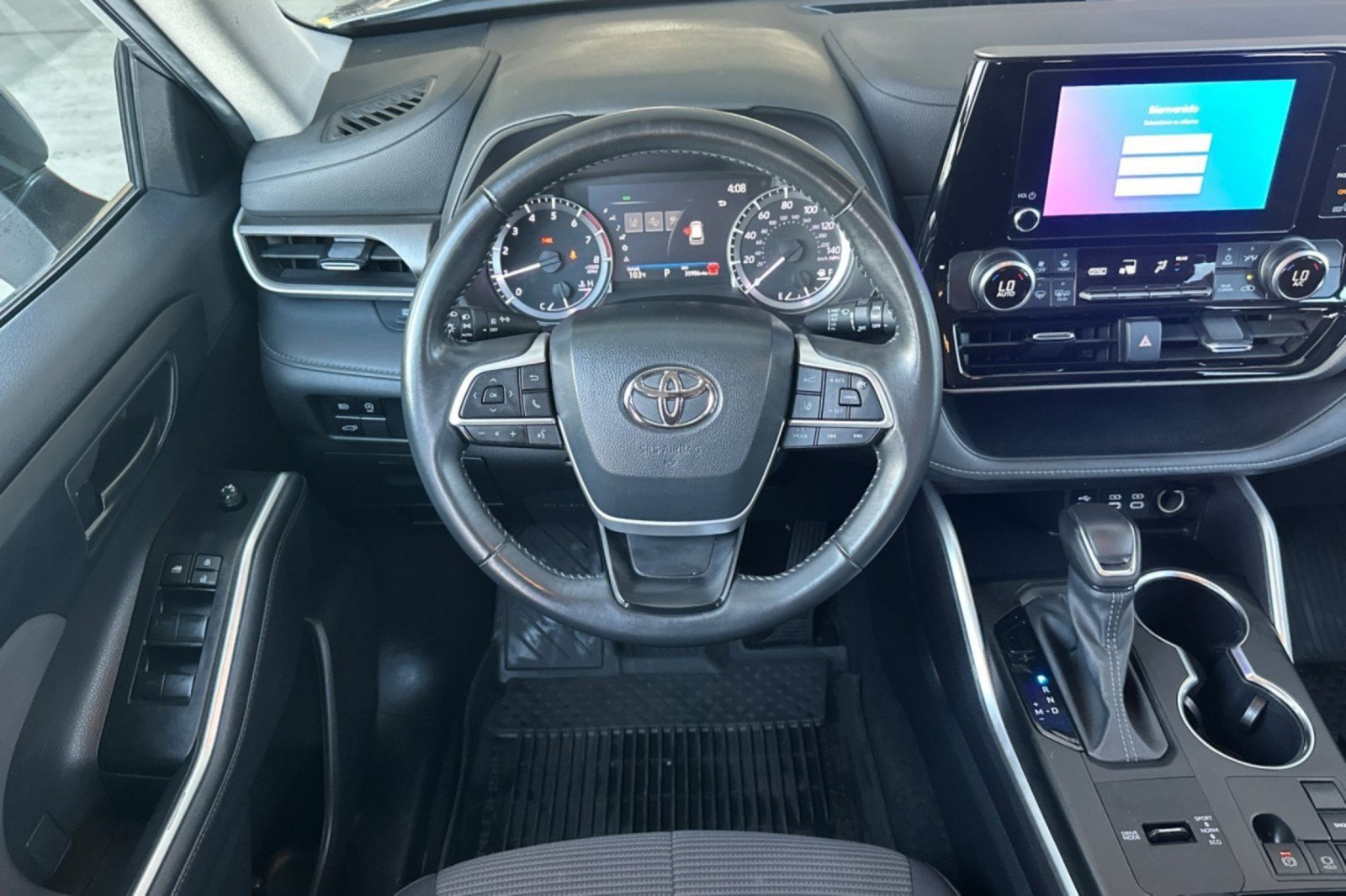 Used 2024 Toyota Highlander LE FWD image 13