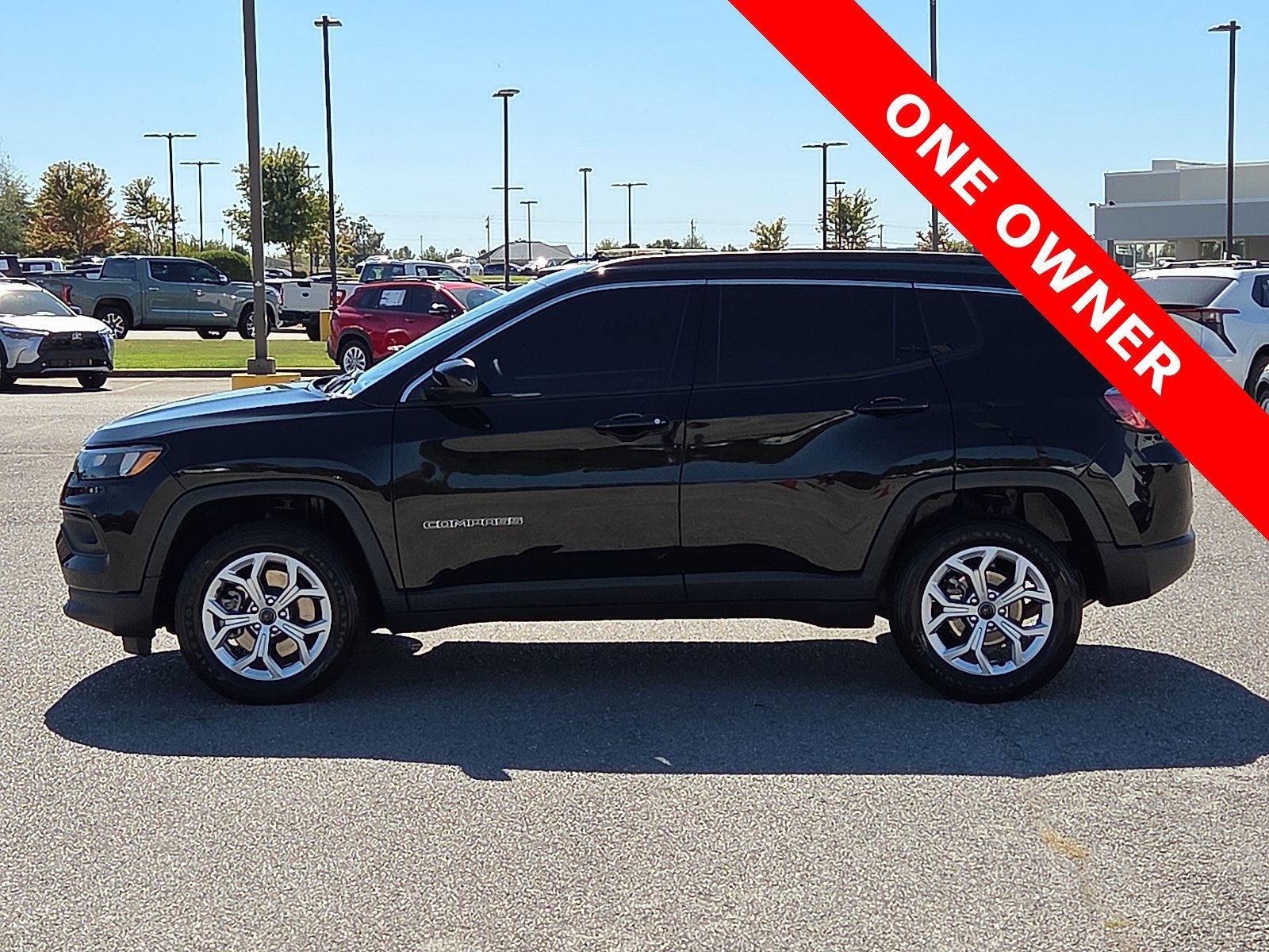 Used 2025 Jeep Compass Latitude w/ Convenience Group AWD/4WD image 3