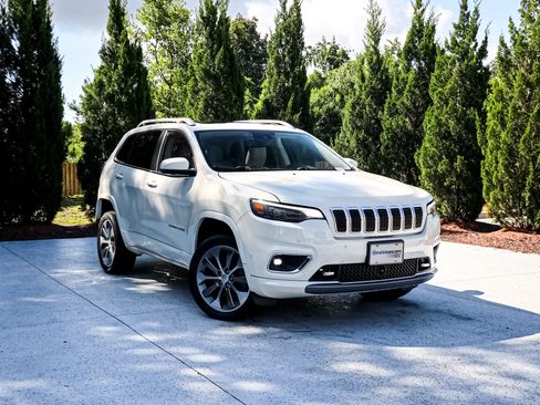 Used 2019 Jeep Cherokee Overland w/ Technology Group AWD/4WD image 2