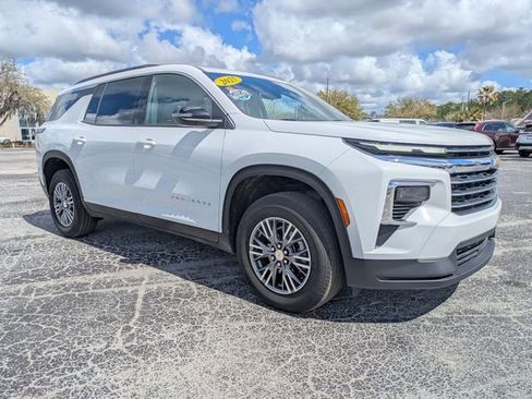 Used 2025 Chevrolet Traverse LT image 2