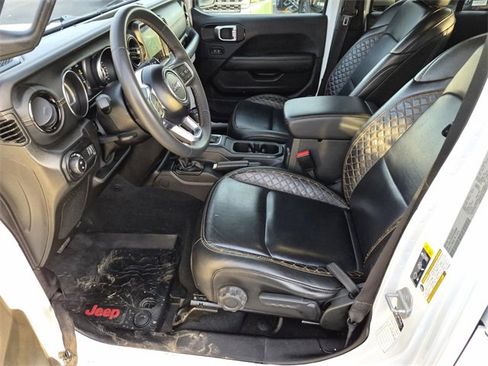 Used 2023 Jeep Gladiator Overland image 16