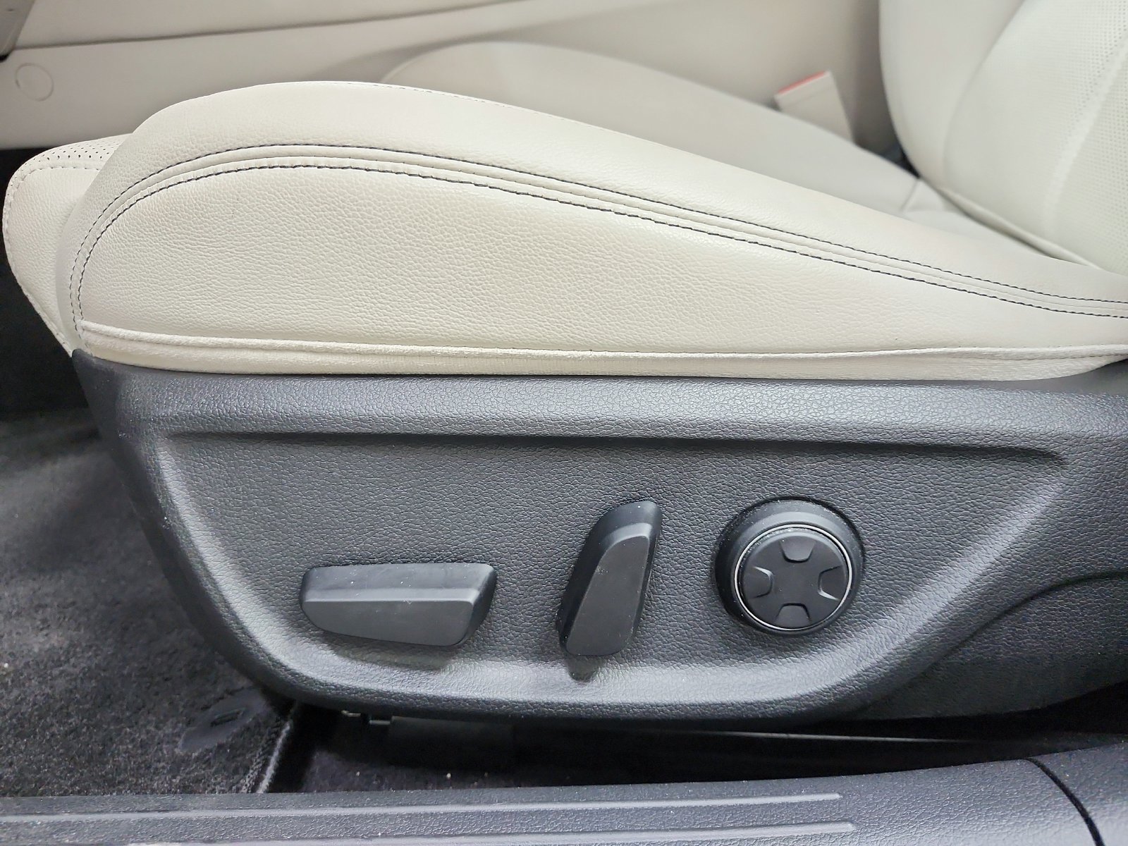 Used 2025 Genesis G70 2.5T RWD image 11