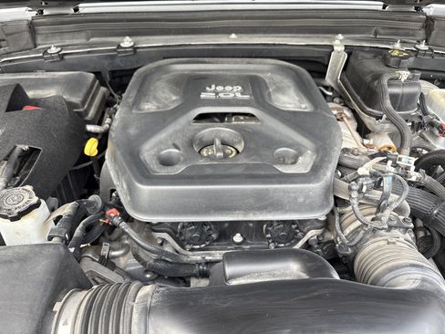 Used 2020 Jeep Wrangler Unlimited Sahara AWD/4WD image 25