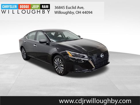 Used 2025 Nissan Altima 2.5 SV AWD/4WD image 3