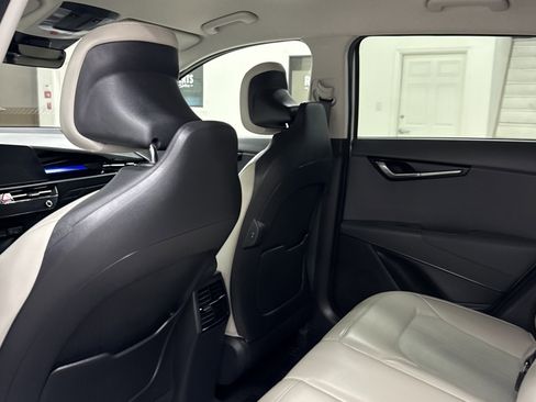 Used 2023 Kia Niro EX image 11