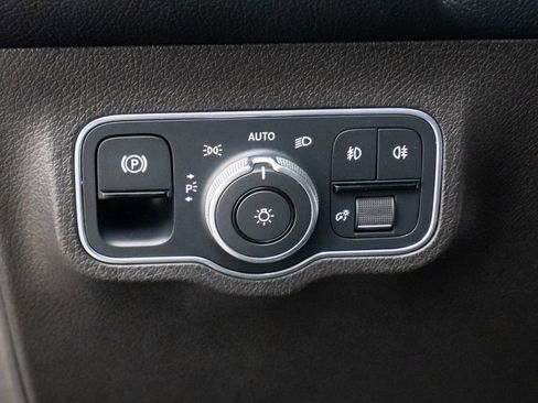 Used 2021 Mercedes-Benz GLB 250 4MATIC w/ Premium Package image 21