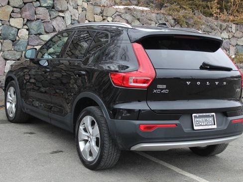 Used 2019 Volvo XC40 T5 Momentum image 7