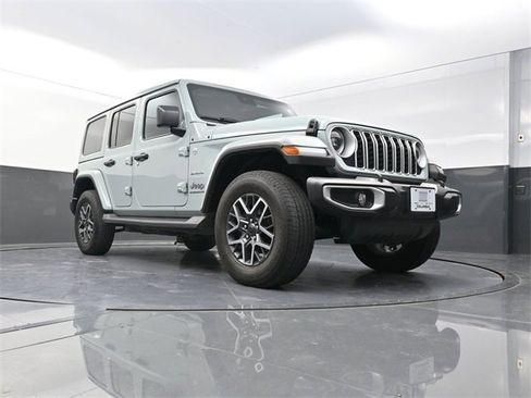 Used 2024 Jeep Wrangler Sahara image 17