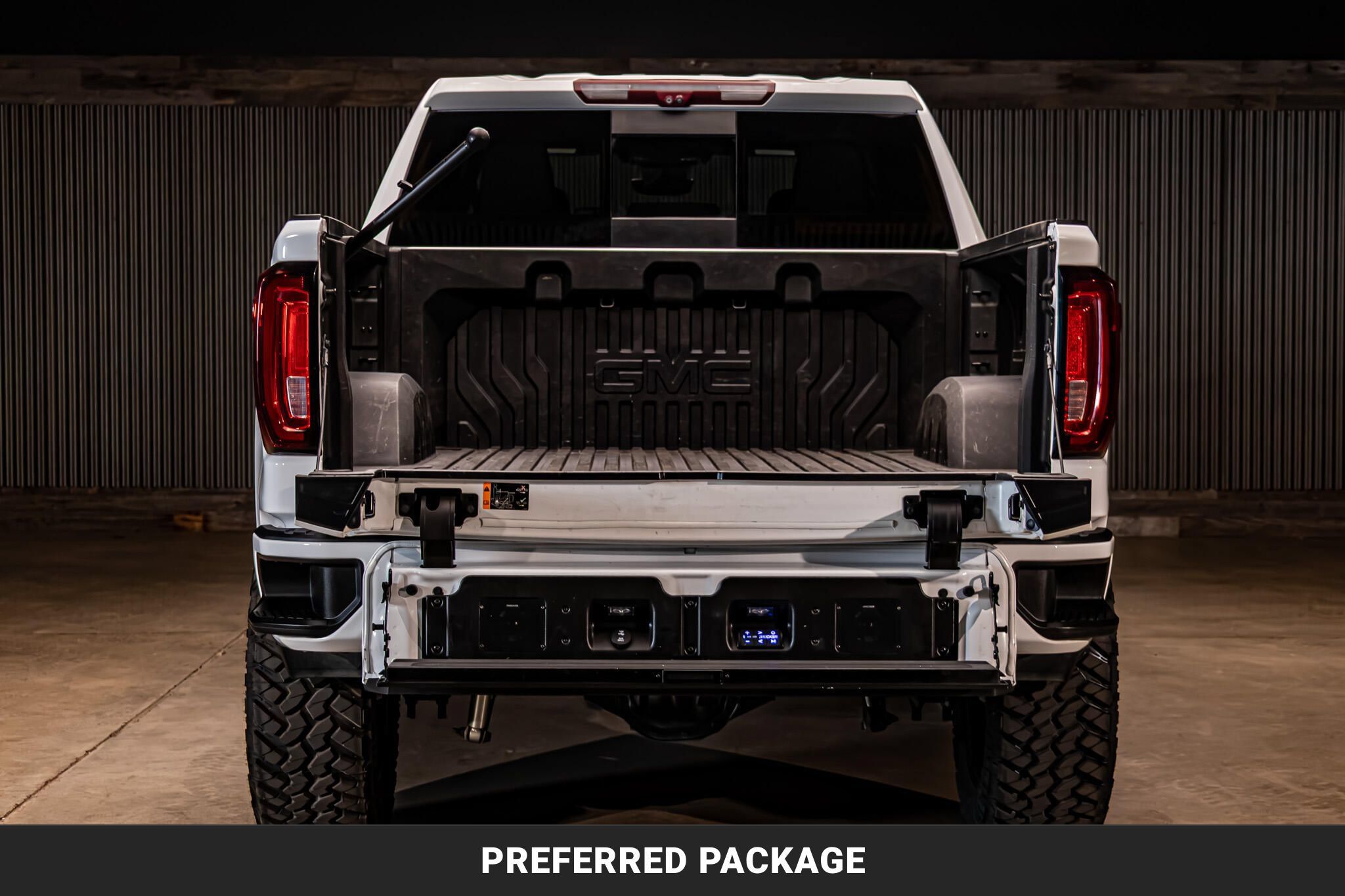 Used 2023 GMC Sierra 1500 AT4 w/ AT4 Premium Package AWD/4WD image 9