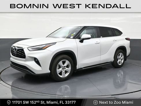 Used 2025 Toyota Highlander LE image 1