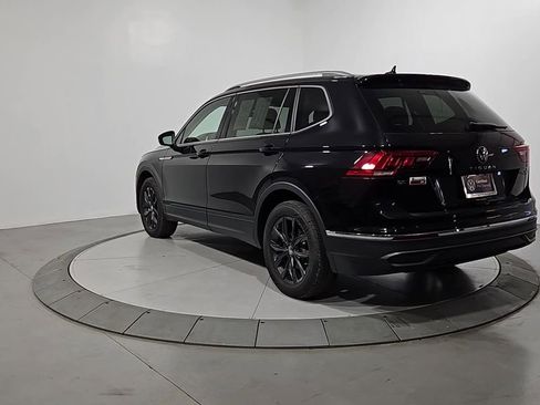 Certified 2024 Volkswagen Tiguan SE w/ Panoramic Sunroof Package image 3