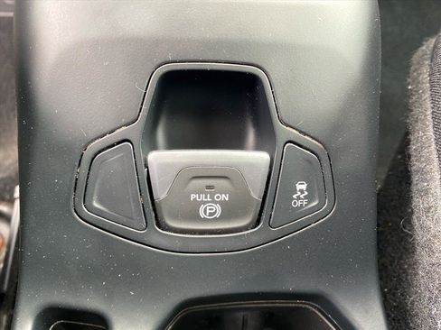Used 2018 Jeep Renegade Latitude AWD/4WD image 13