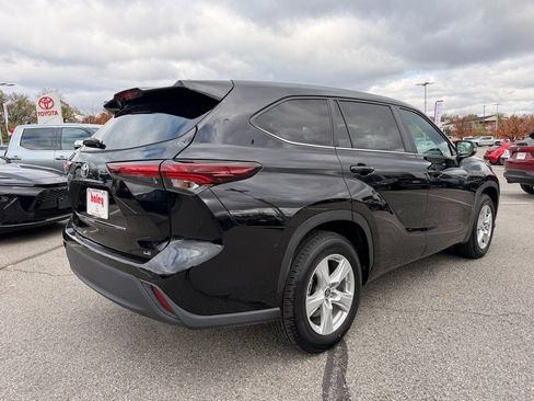 Used 2024 Toyota Highlander LE image 4