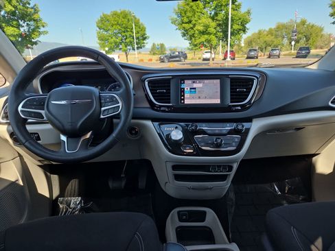 Used 2022 Chrysler Voyager LX FWD image 18