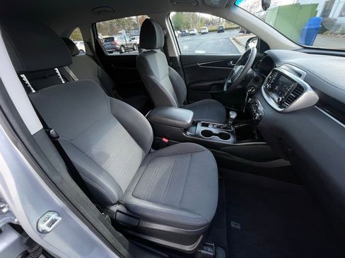 Used 2019 Kia Sorento LX image 30