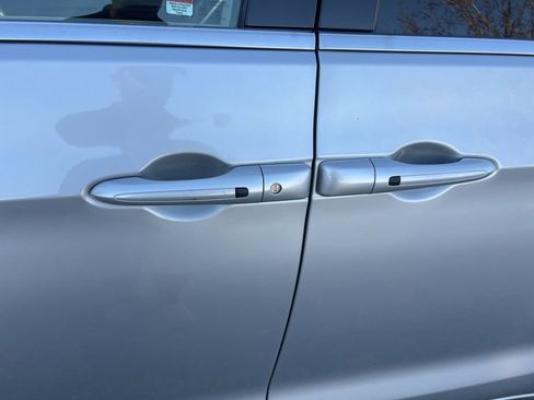 Used 2023 Chrysler Pacifica Touring-L image 43