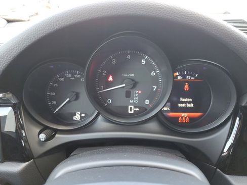 Used 2025 Porsche Macan image 32