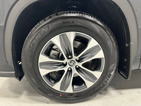 Used 2025 Toyota Highlander XLE image 70