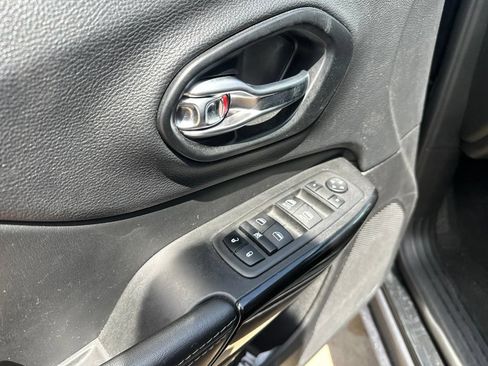 Used 2023 Jeep Cherokee Altitude Lux AWD/4WD image 8